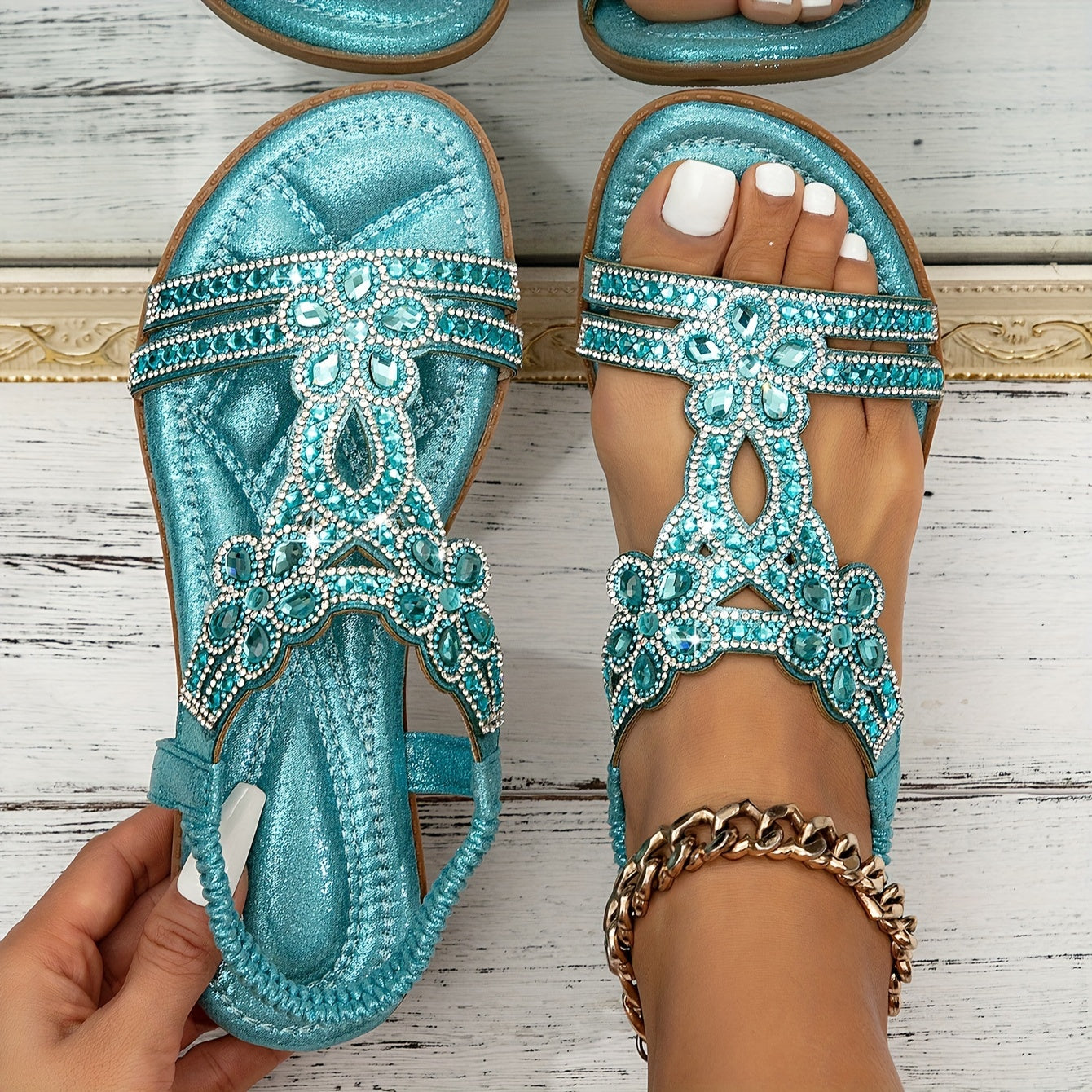 Pavla | Dámské elegantní prázdninové sandály s modrými krystaly