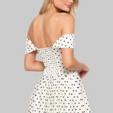 Lucie | Šarmantní mini šaty s puntíky a off-shoulder designem