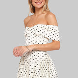 Lucie | Šarmantní mini šaty s puntíky a off-shoulder designem
