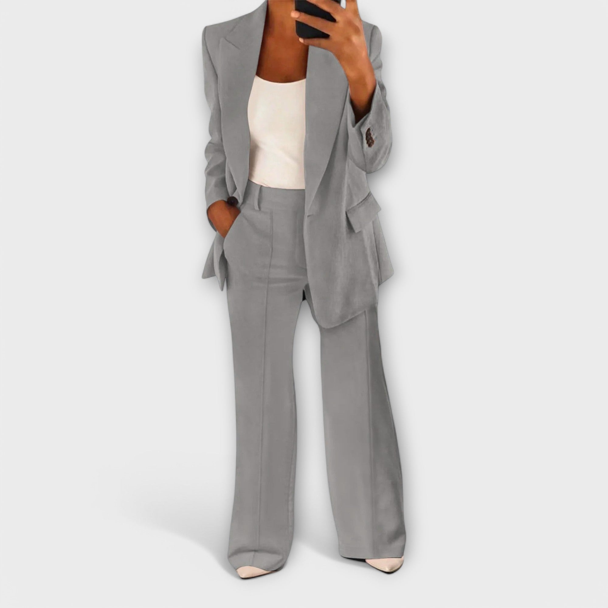Šárka | Nadčasový kostýmek pro nekompromisní eleganci a celodenní komfort
